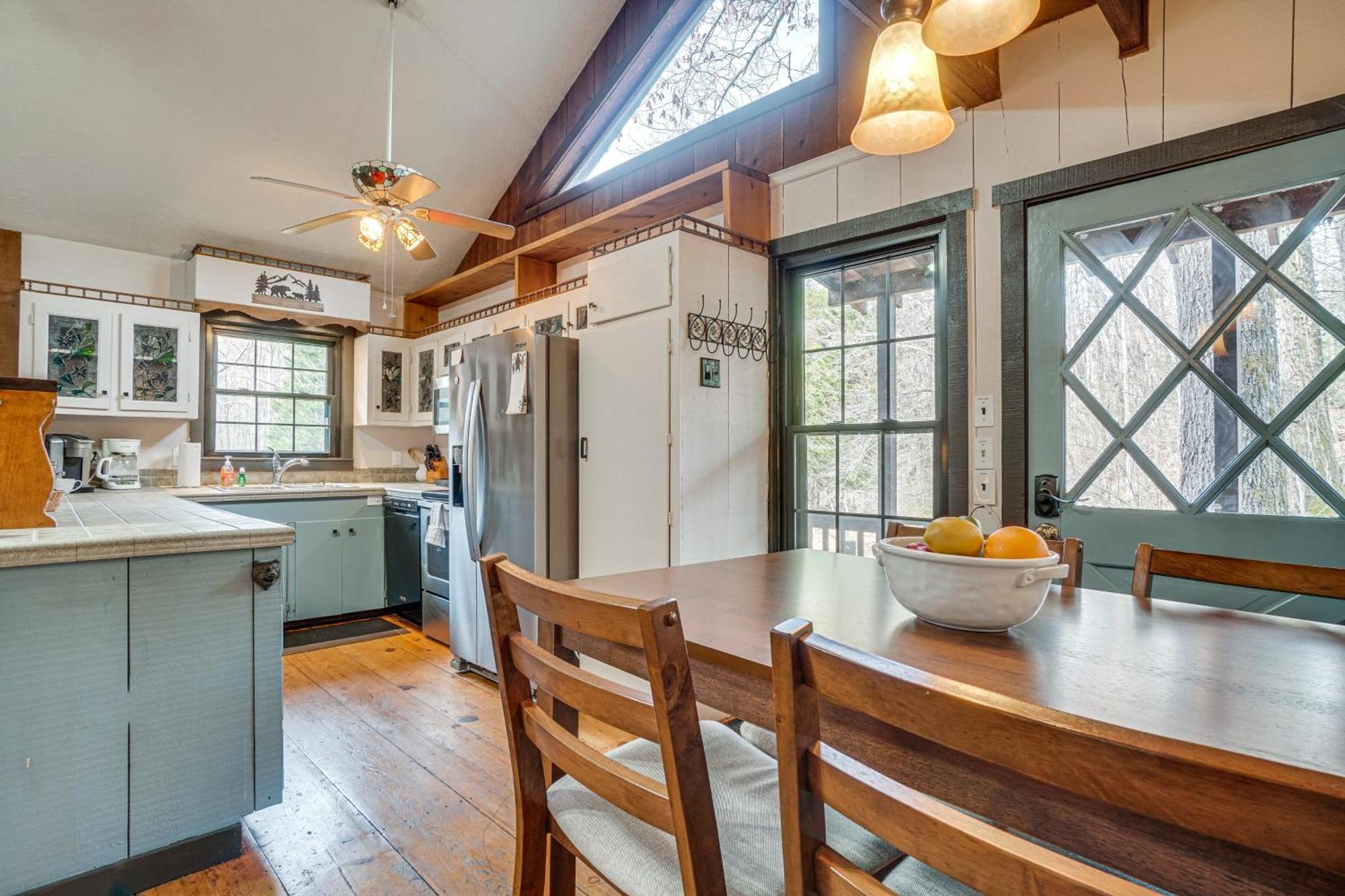 Charming Cabin With Fire Pit And Decks About 7 Mi To Helen Sautee Nacoochee Exterior foto